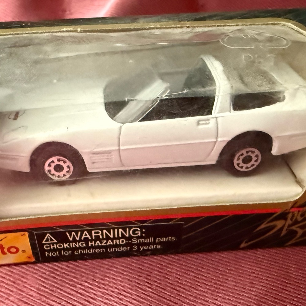 White Die-Cast Model Car with Sleek Design and Display Case
